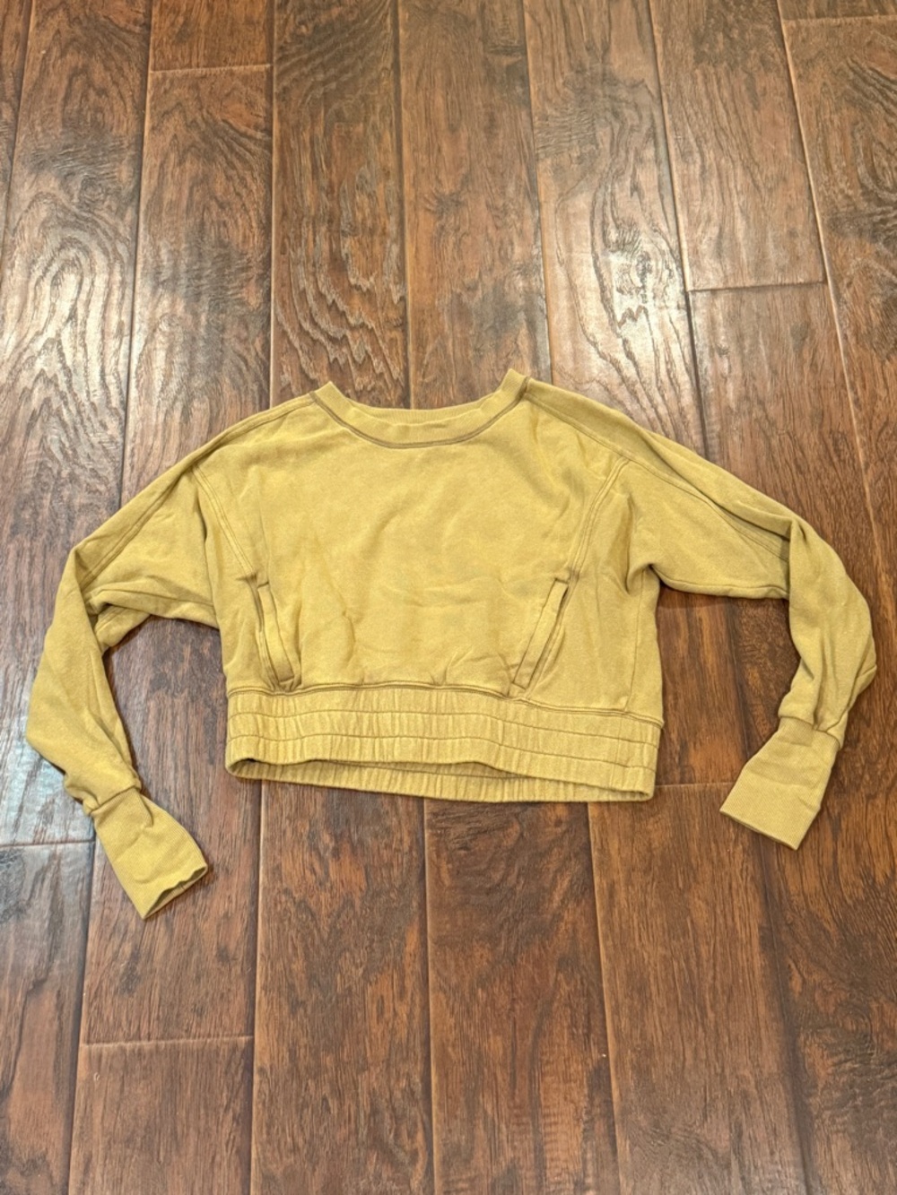 Women’s free people sweatshirt with pockets and thumb holes on sleeve